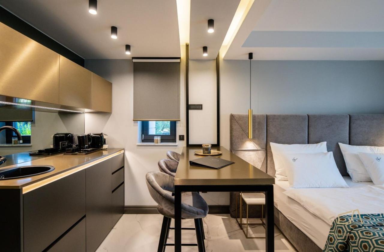 מאלינסקה Luxury Apartments In Villa Curiera מראה חיצוני תמונה